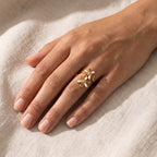 Anillo Flores blancas dorado puesto
