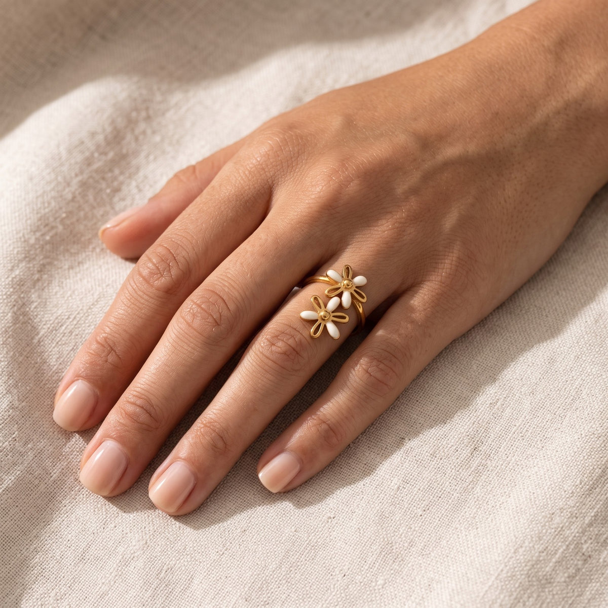 Anillo Flores blancas dorado puesto