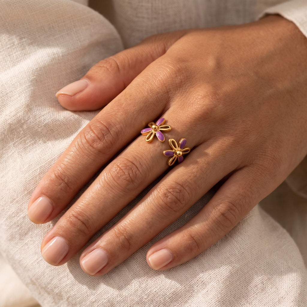 Anillo Flores moradas dorado puesto