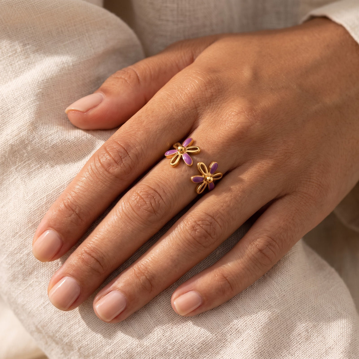 Anillo Flores moradas dorado puesto