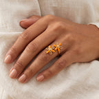 Anillo Flores naranjas dorado puesto