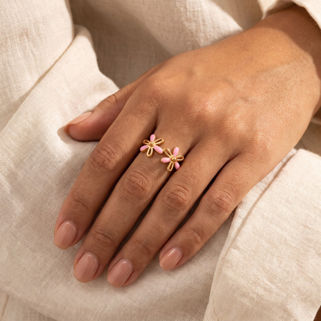 Anillo Flores rosas dorado puesto