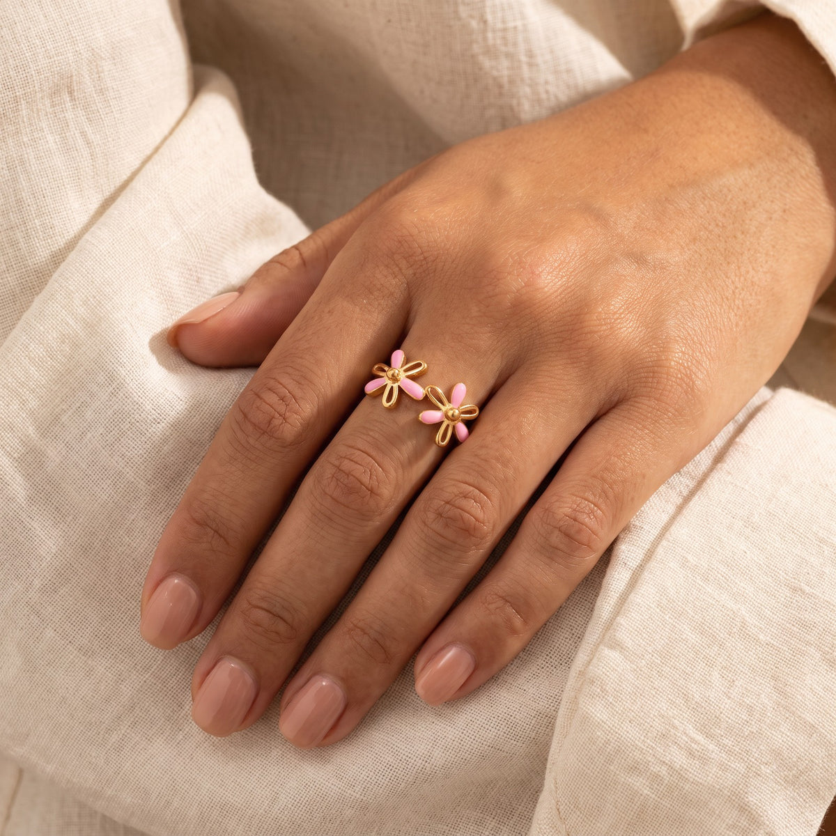 Anillo Flores rosas dorado puesto