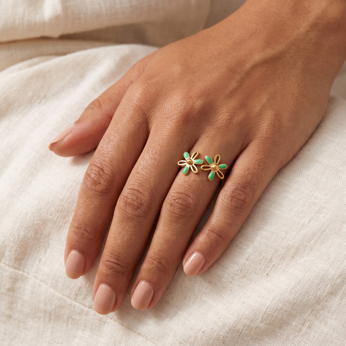 Anillo Flores verdes dorado puesto