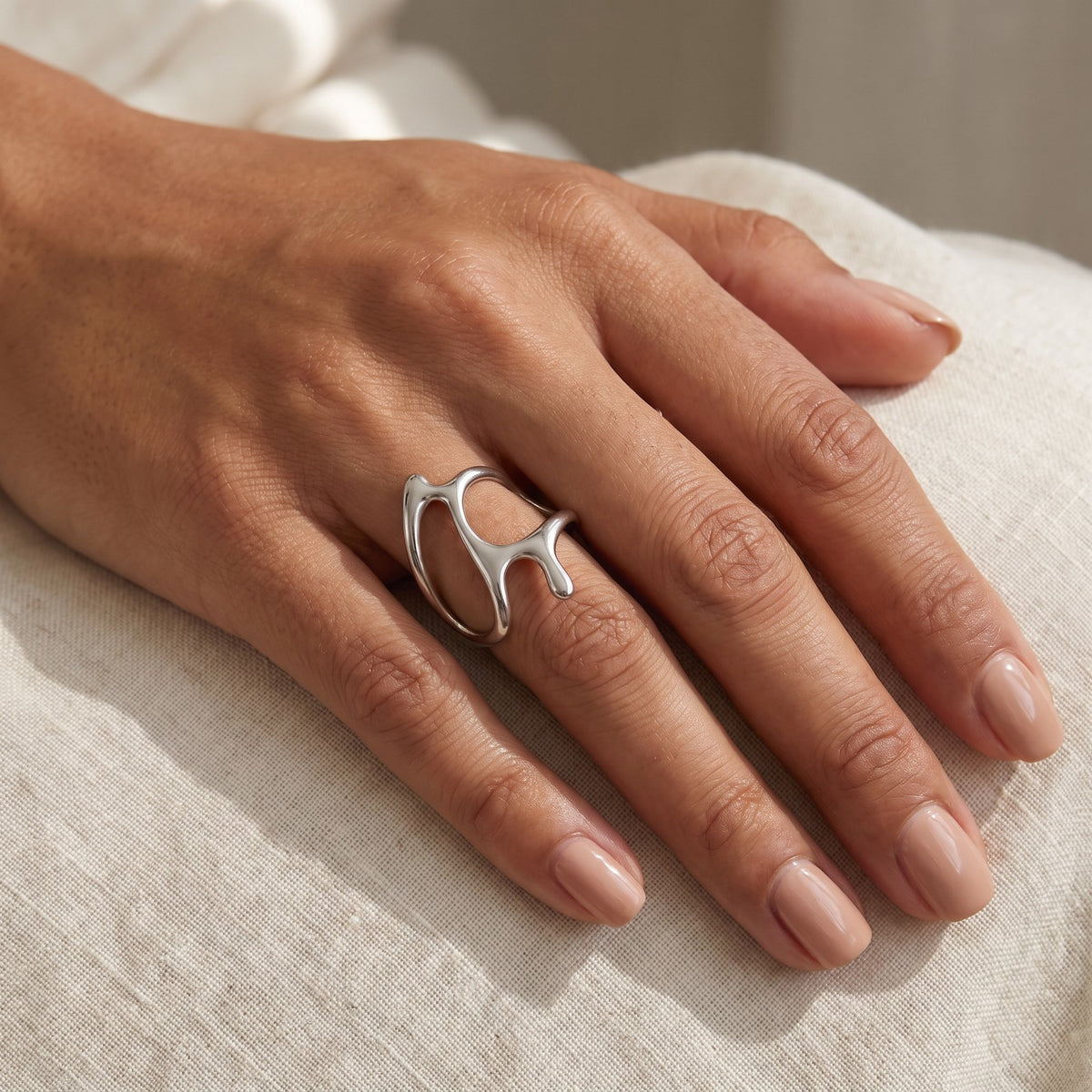 Anillo Fundido abierto plateado puesto