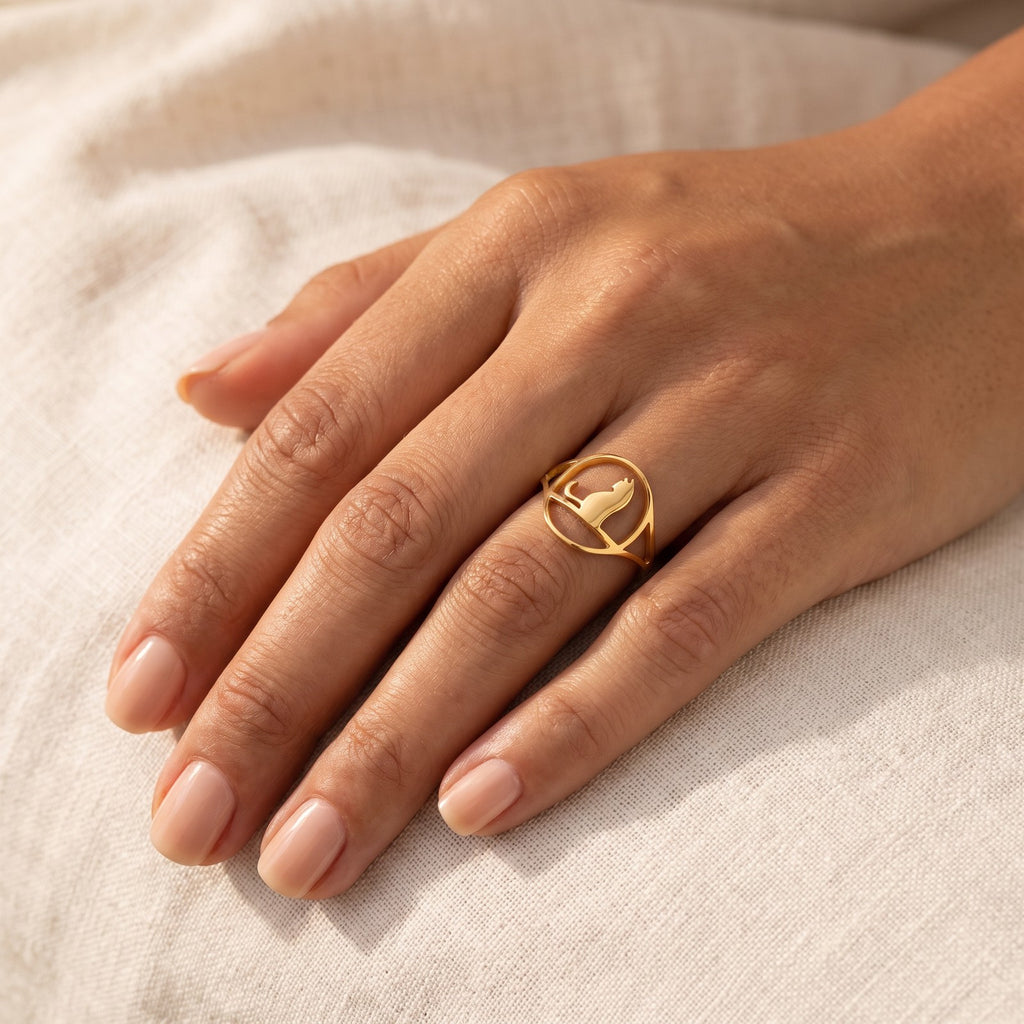 Anillo Gatito curioso dorado puesto