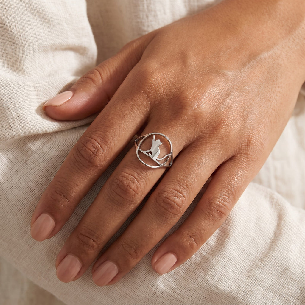 Anillo Gatito juguetón plateado puesto