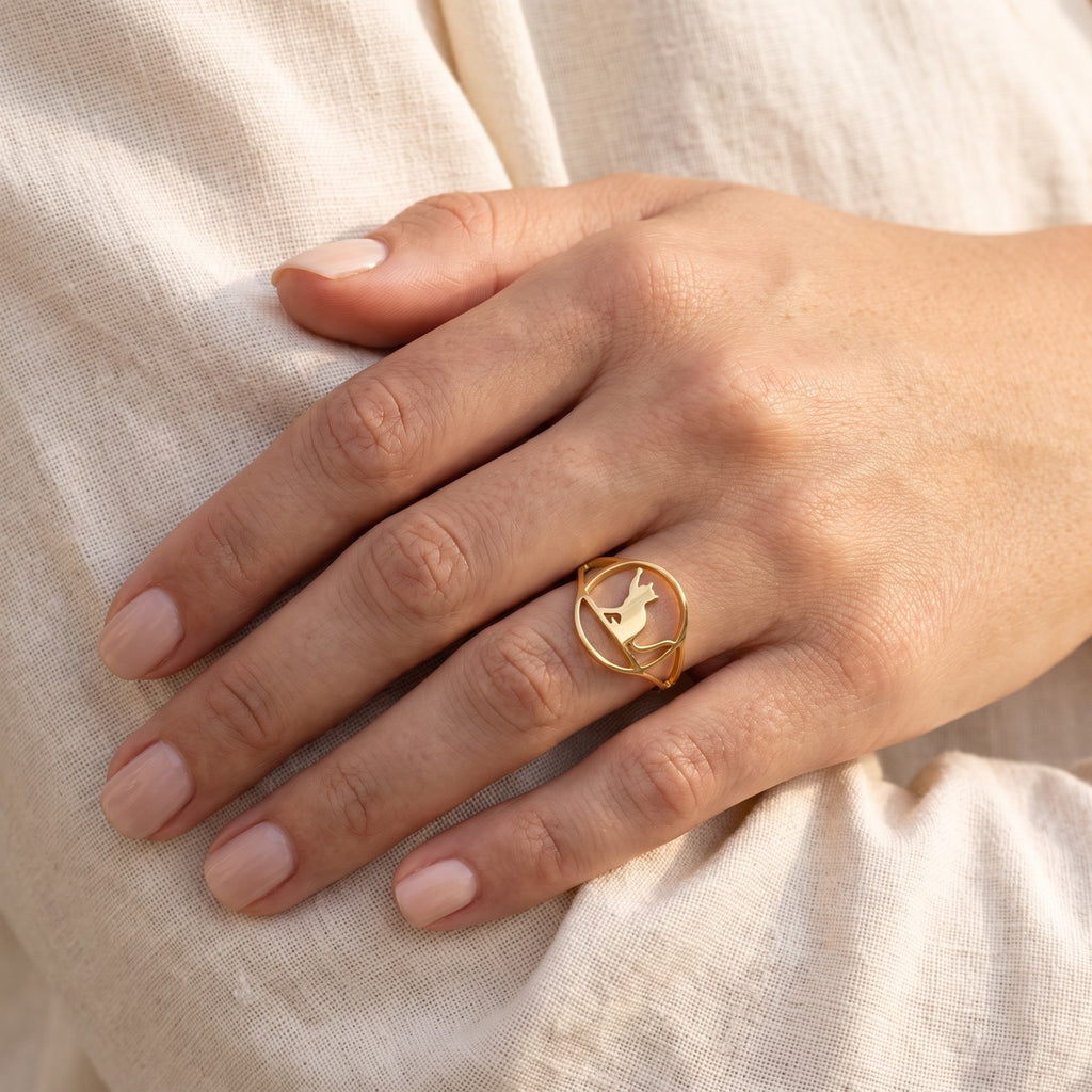 Anillo Gatito juguetón dorado puesto
