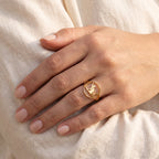 Anillo Gatito juguetón dorado puesto