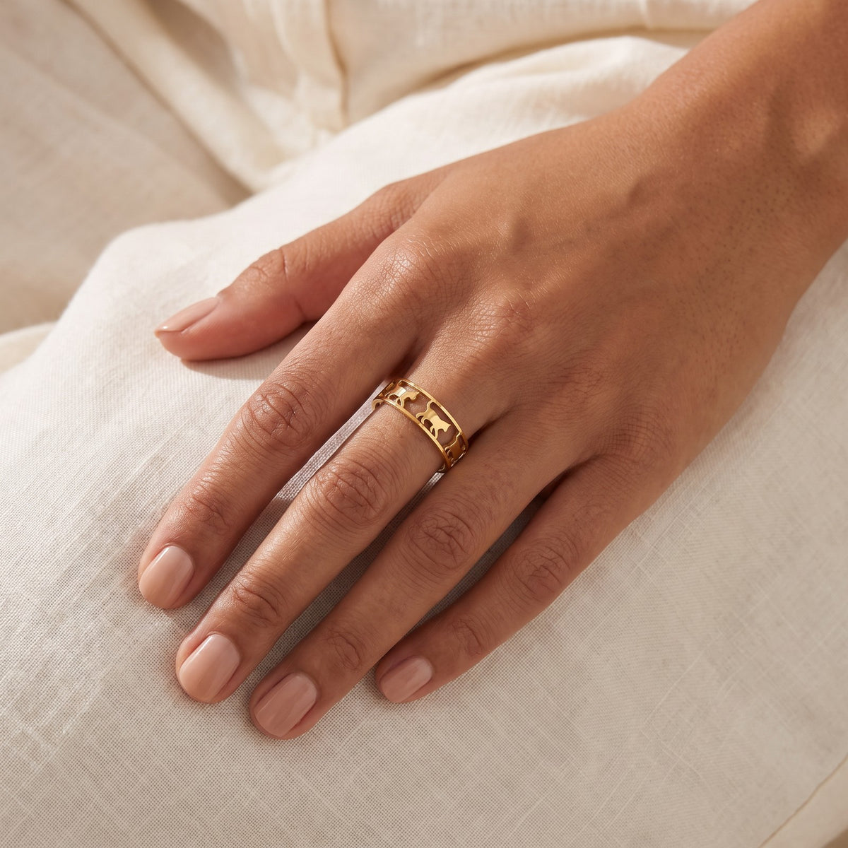 Anillo Gatitos dorado puesto