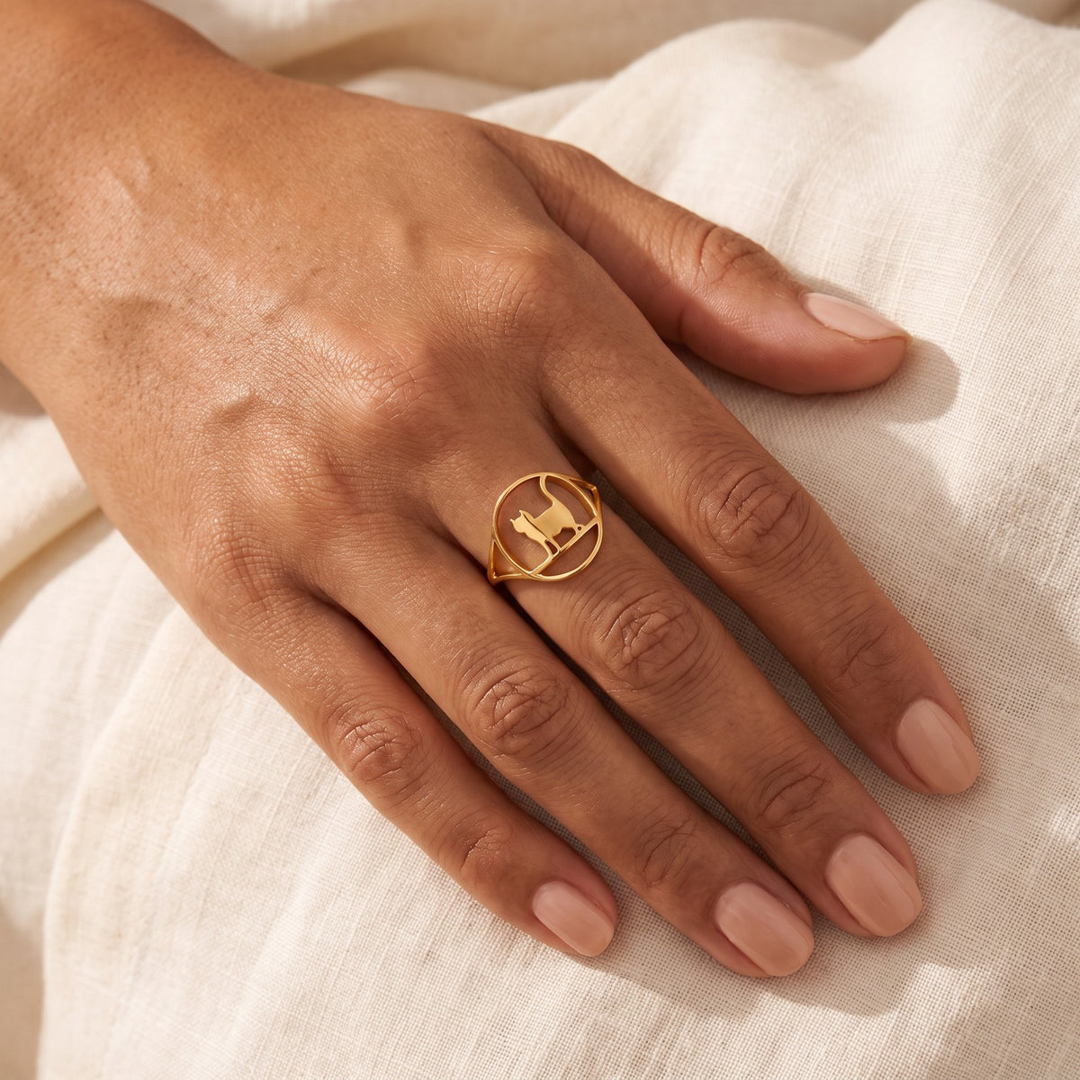 Anillo Gato de pie dorado puesto