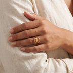 Anillo Gato elegante dorado puesto