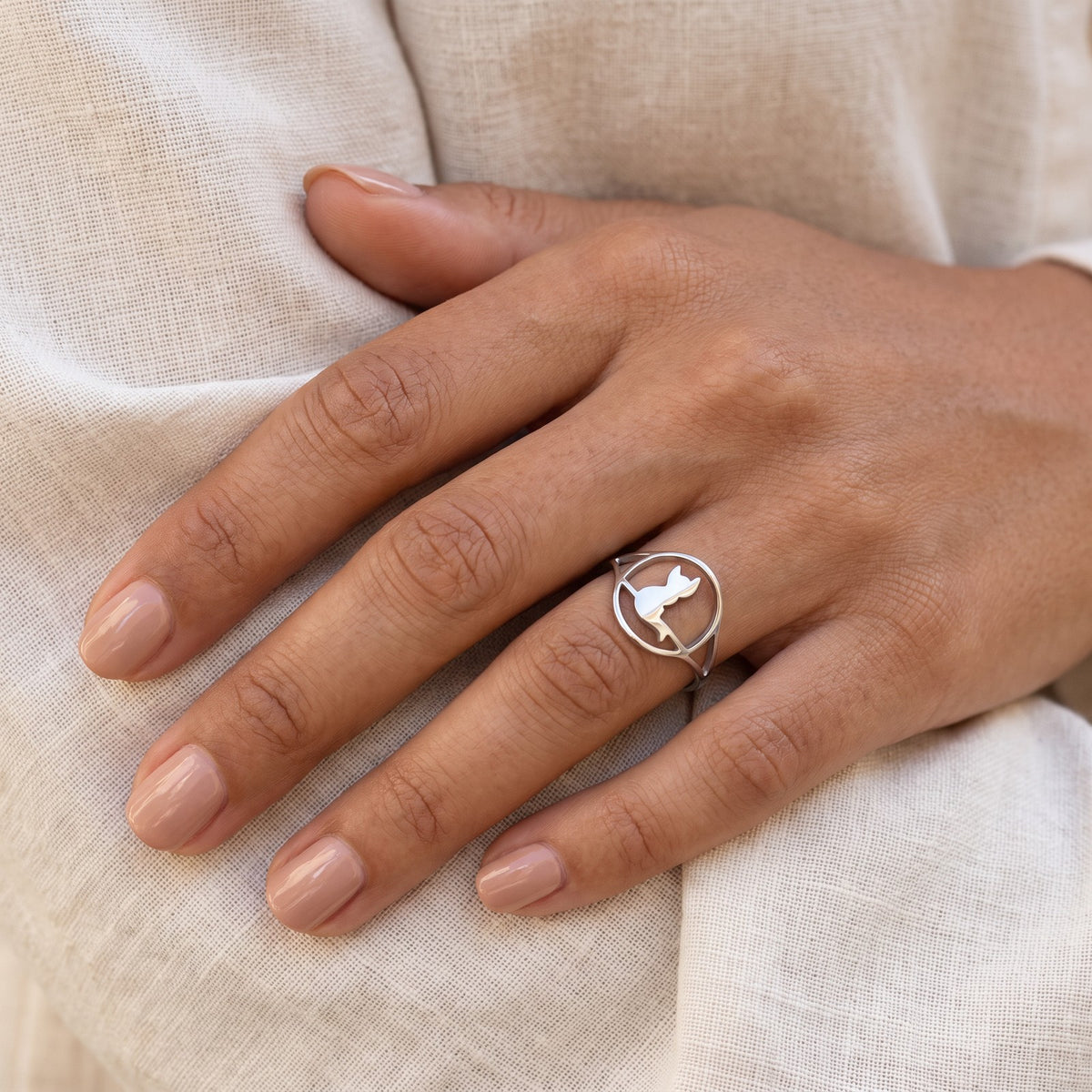 Anillo Gato sentado plateado puesto