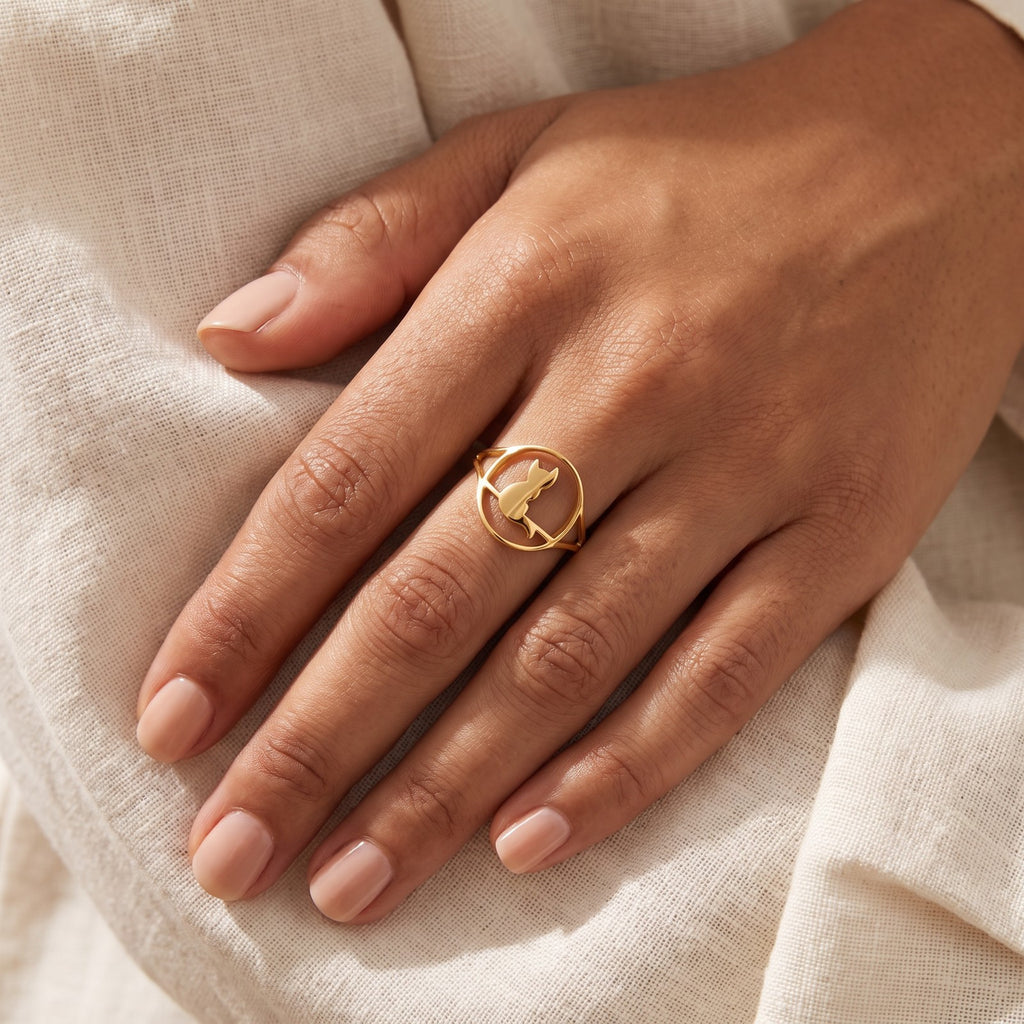 Anillo Gato sentado dorado puesto