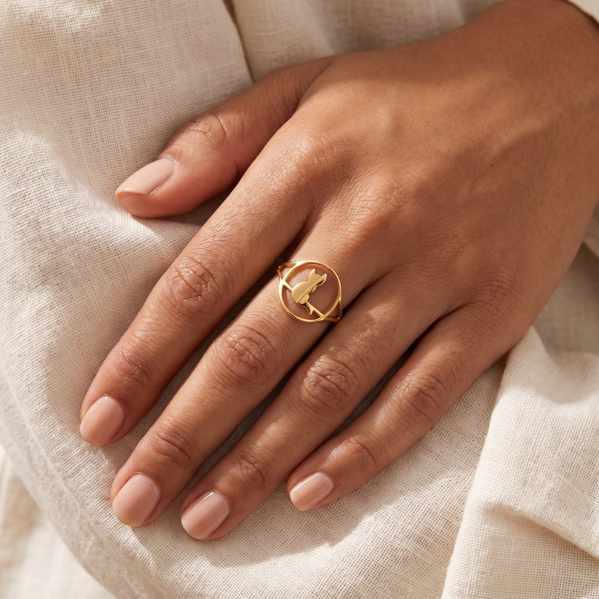Anillo Gato sentado dorado puesto