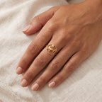 Anillo Gato y luna dorado puesto