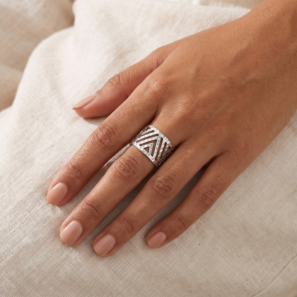 Anillo Geométrico calado plateado puesto