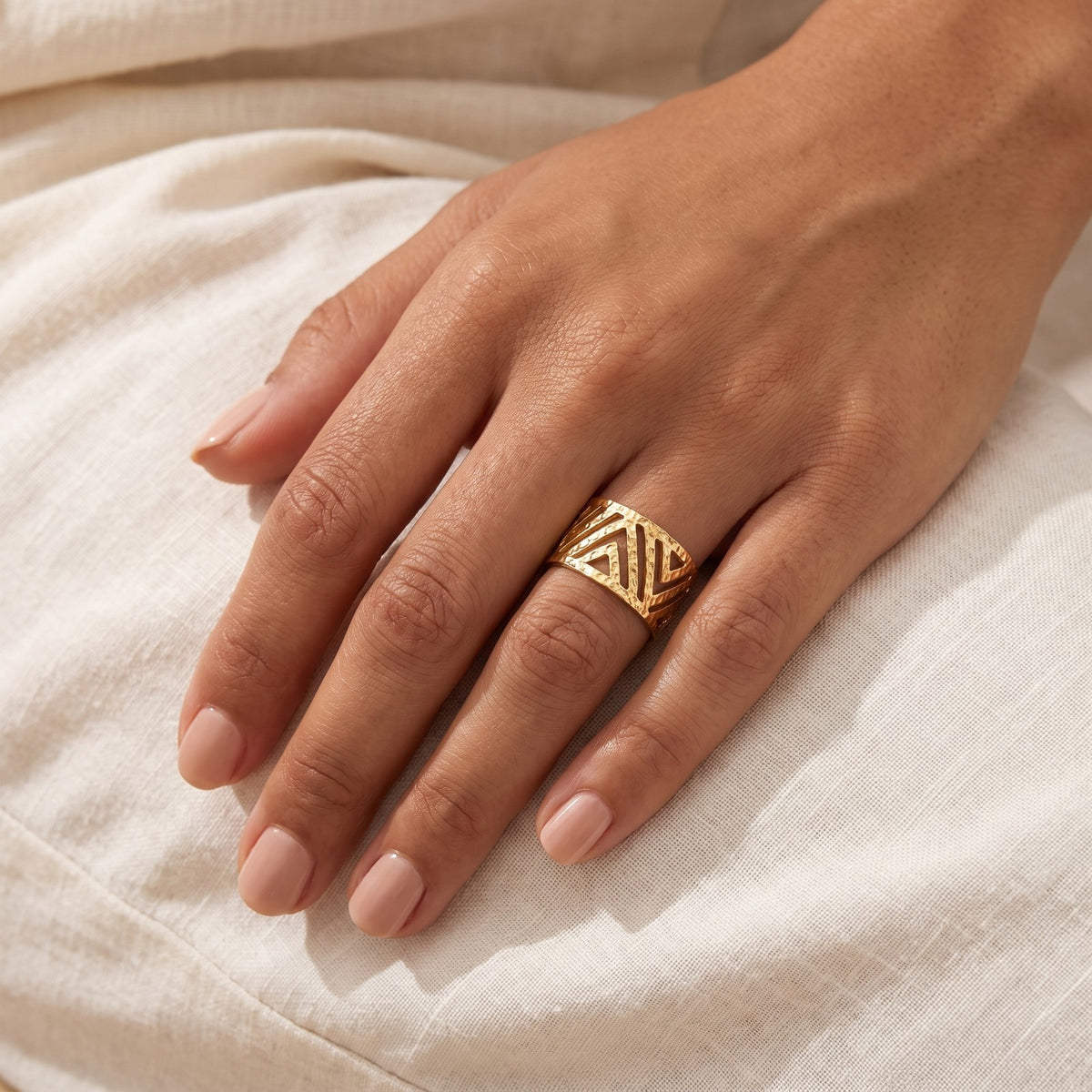 Anillo Geométrico calado dorado puesto