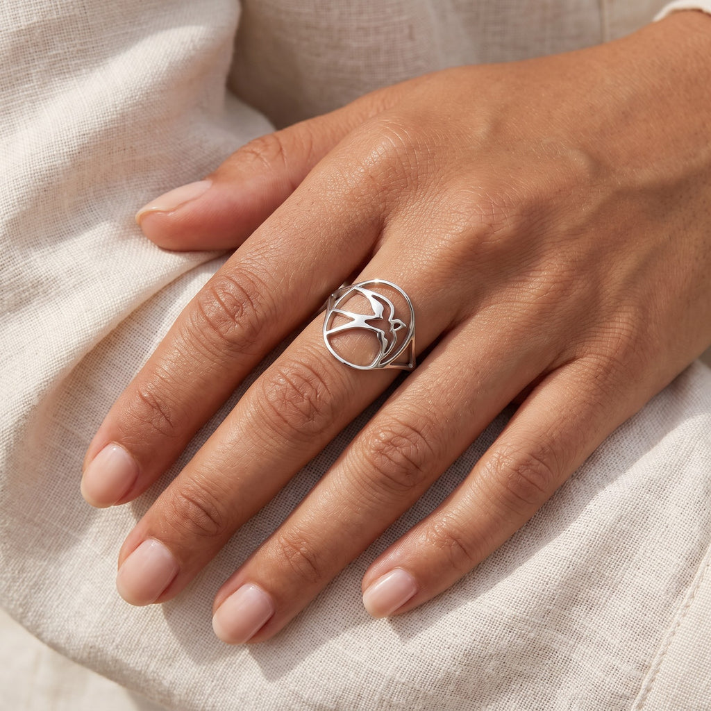 Anillo Golondrina plateado puesto