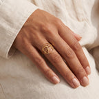 Anillo Golondrina dorado puesto