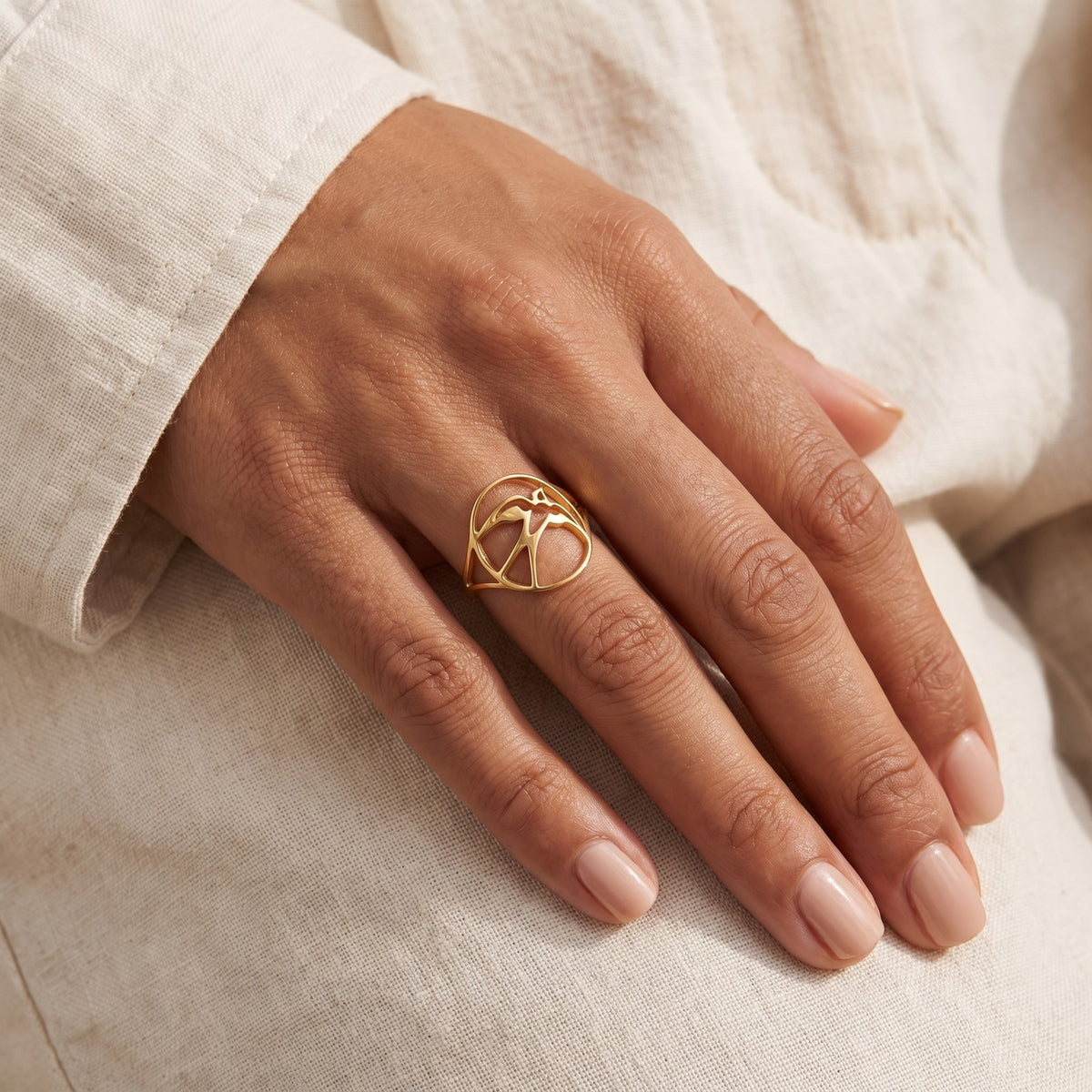 Anillo Golondrina dorado puesto