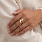 Anillo Gotas dorado puesto