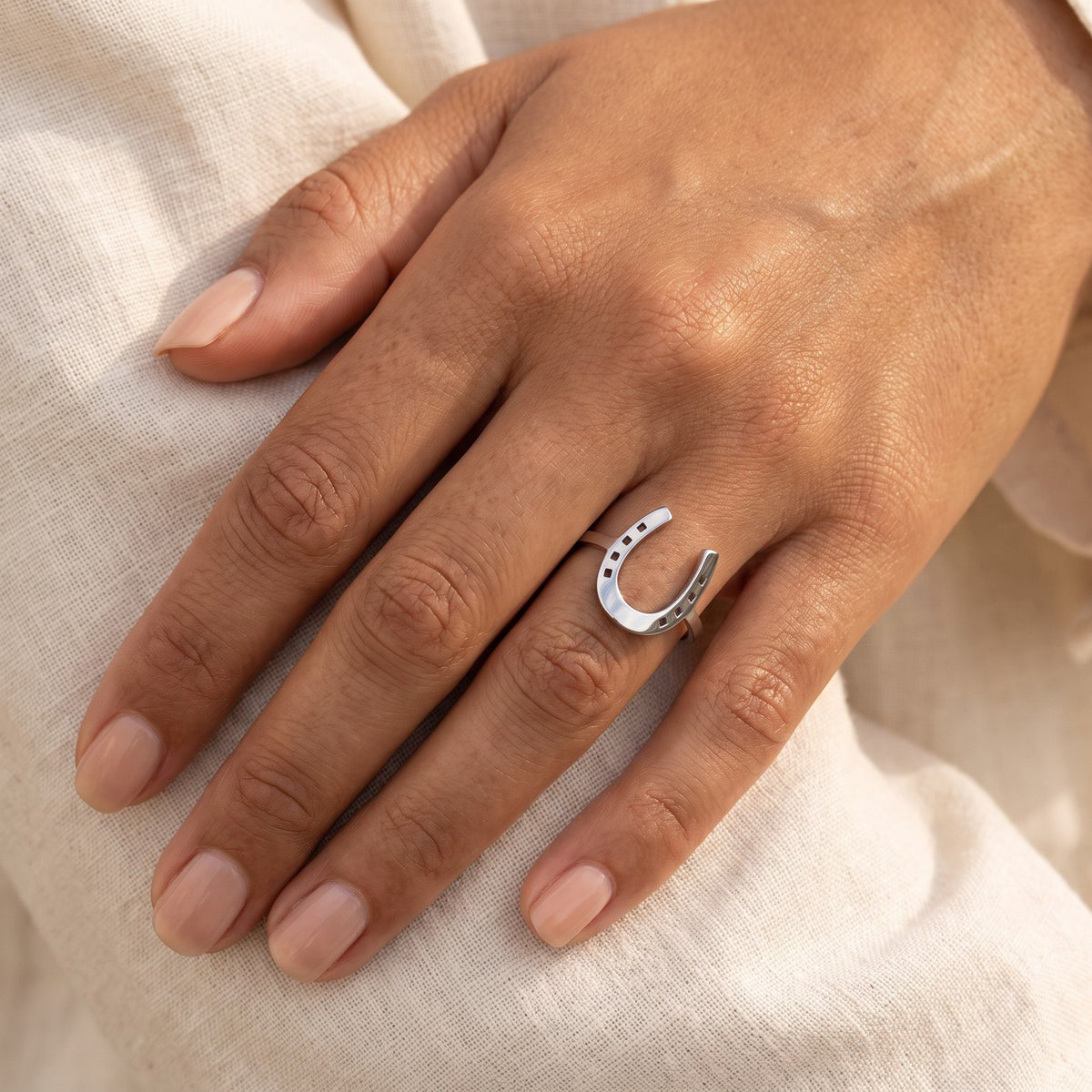 Anillo Herradura plateado puesto