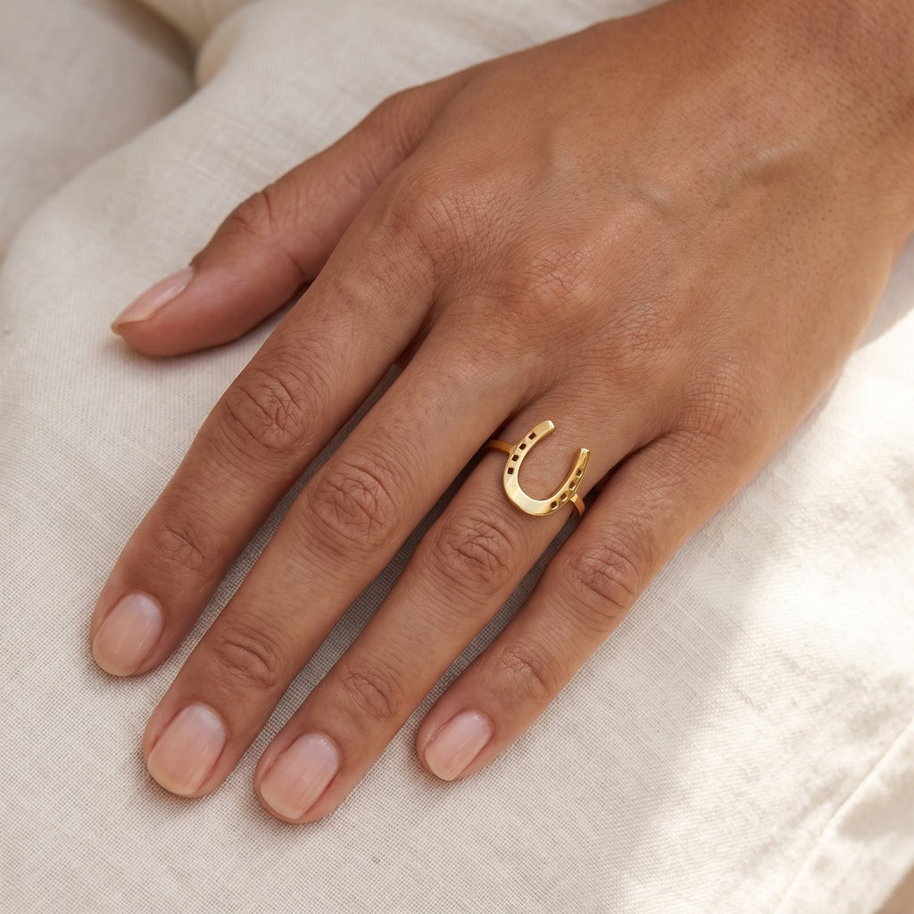 Anillo Herradura dorado puesto