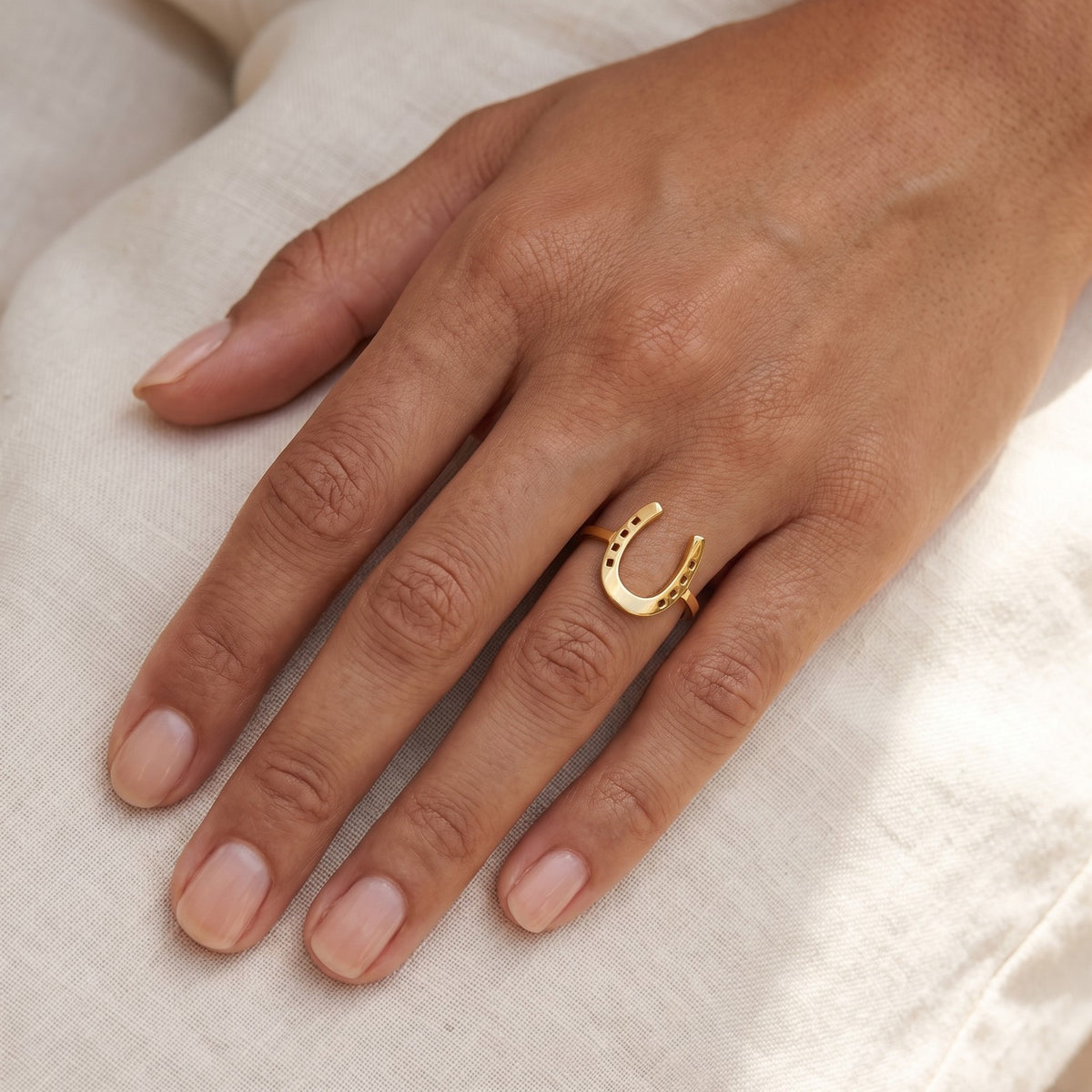 Anillo Herradura dorado puesto