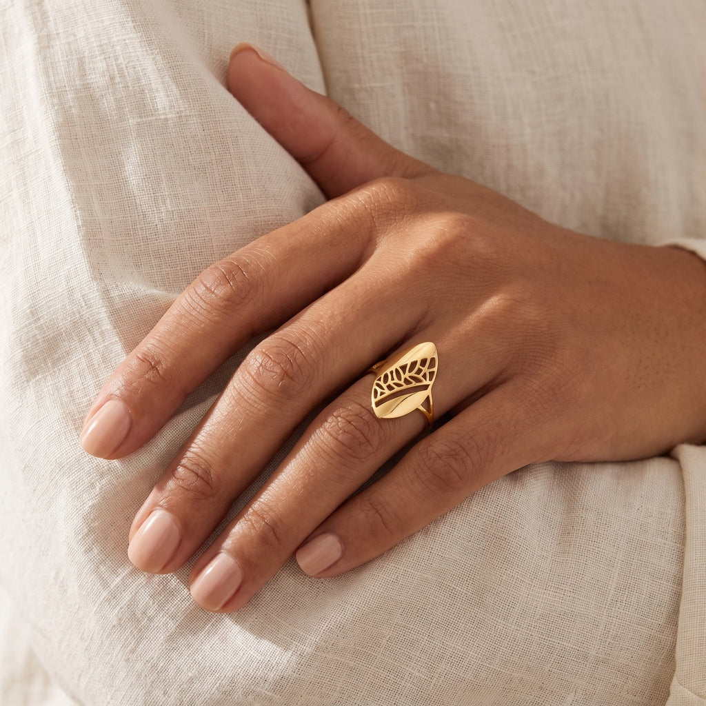 Anillo Hoja calada dorado puesto