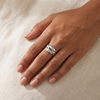 Anillo Hojas cruzadas plateado puesto