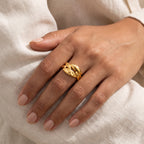 Anillo Hojas cruzadas dorado puesto