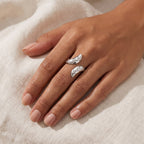 Anillo Hojas grabadas plateado puesto