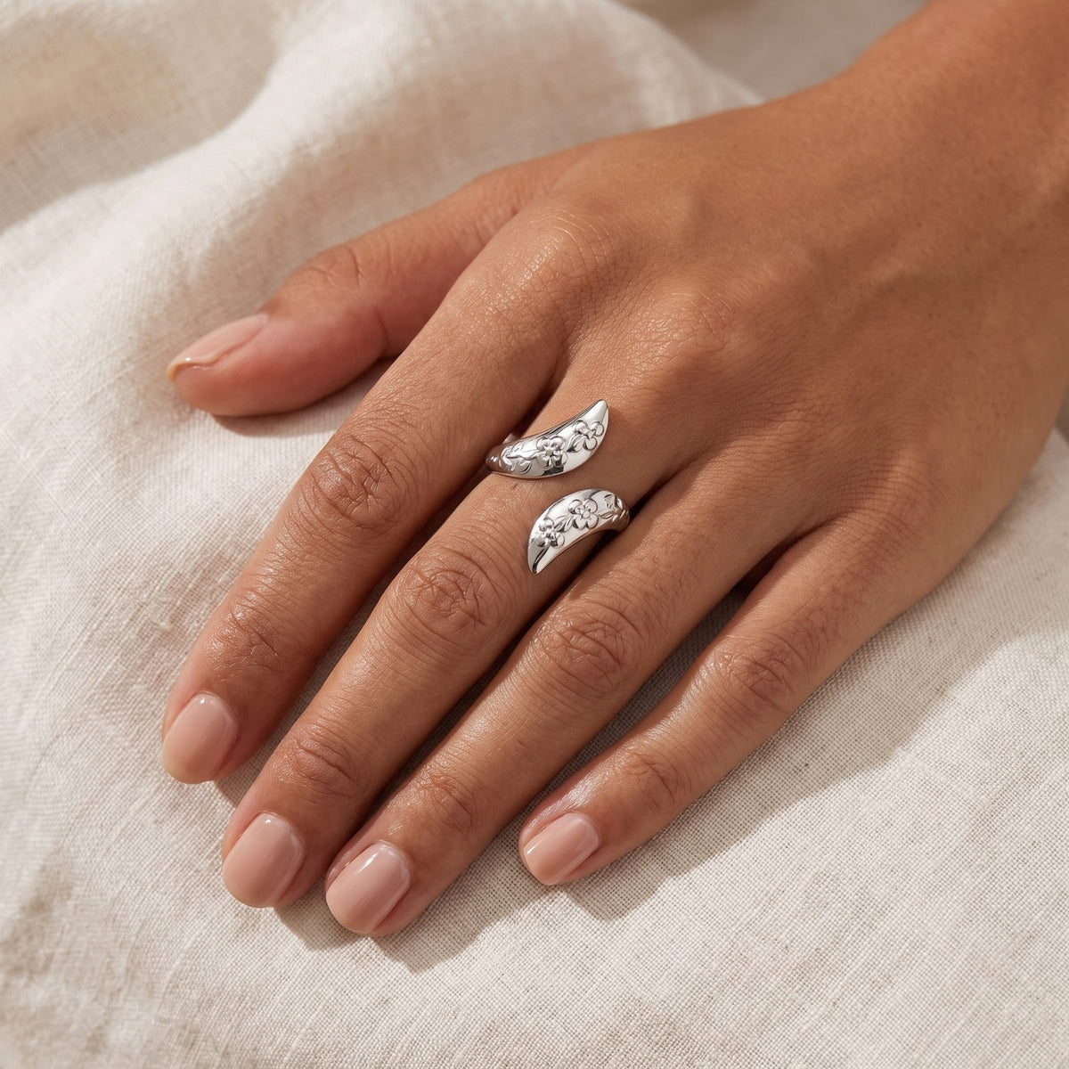 Anillo Hojas grabadas plateado puesto