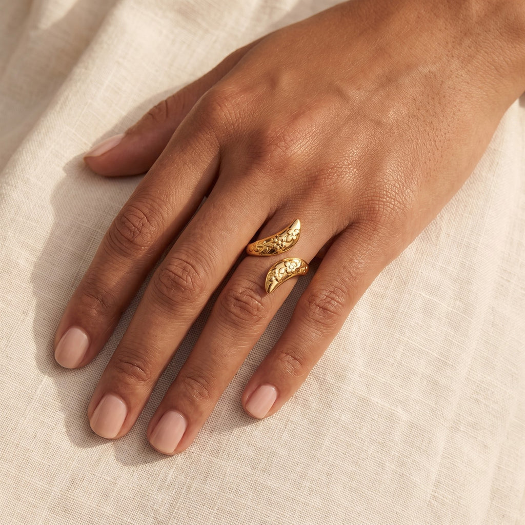 Anillo Hojas grabadas dorado puesto