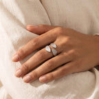 Anillo Hojas texturizadas plateado puesto