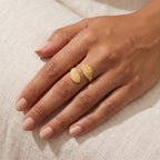 Anillo Hojas texturizadas dorado puesto
