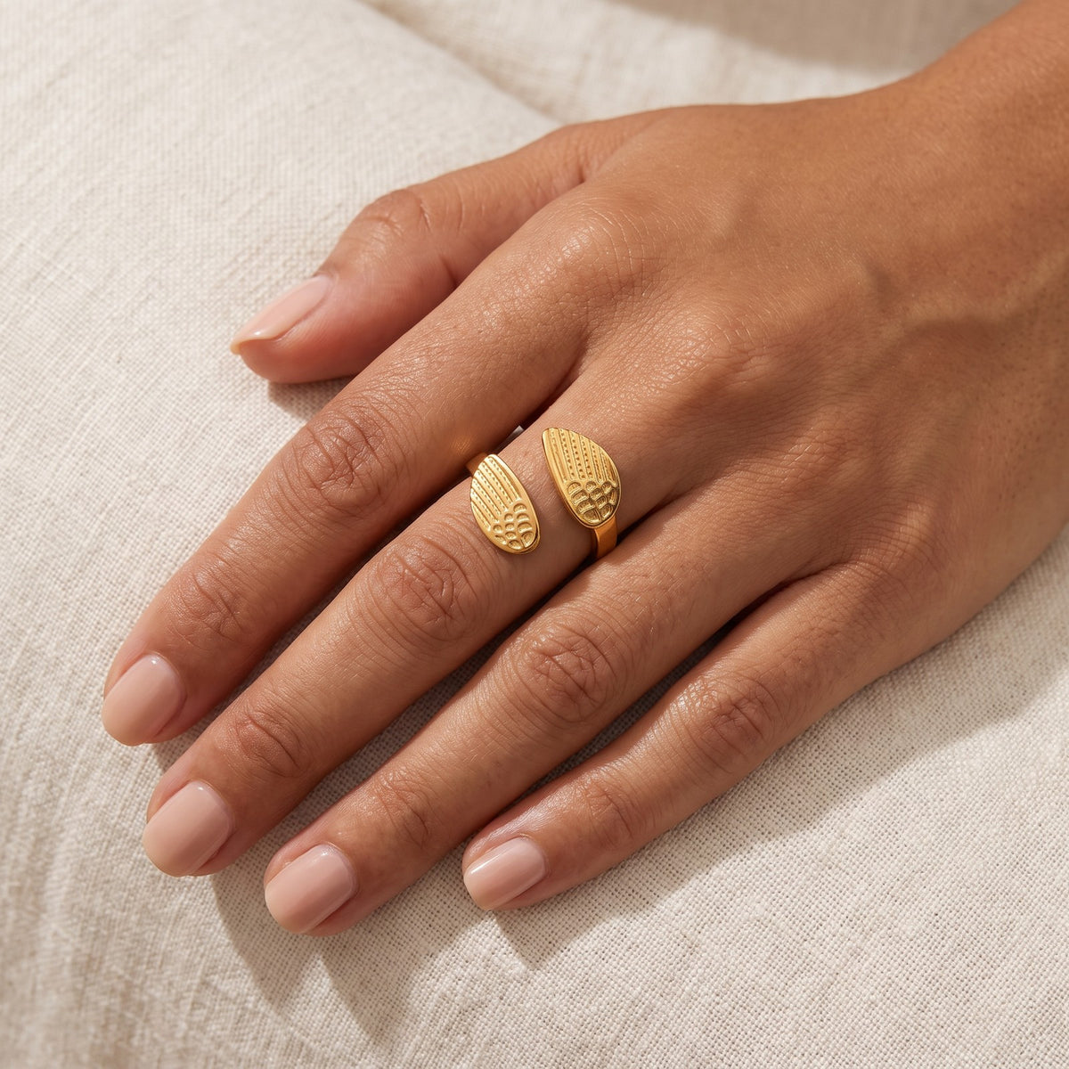 Anillo Hojas texturizadas dorado puesto