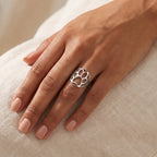 Anillo Huella en círculo plateado puesto