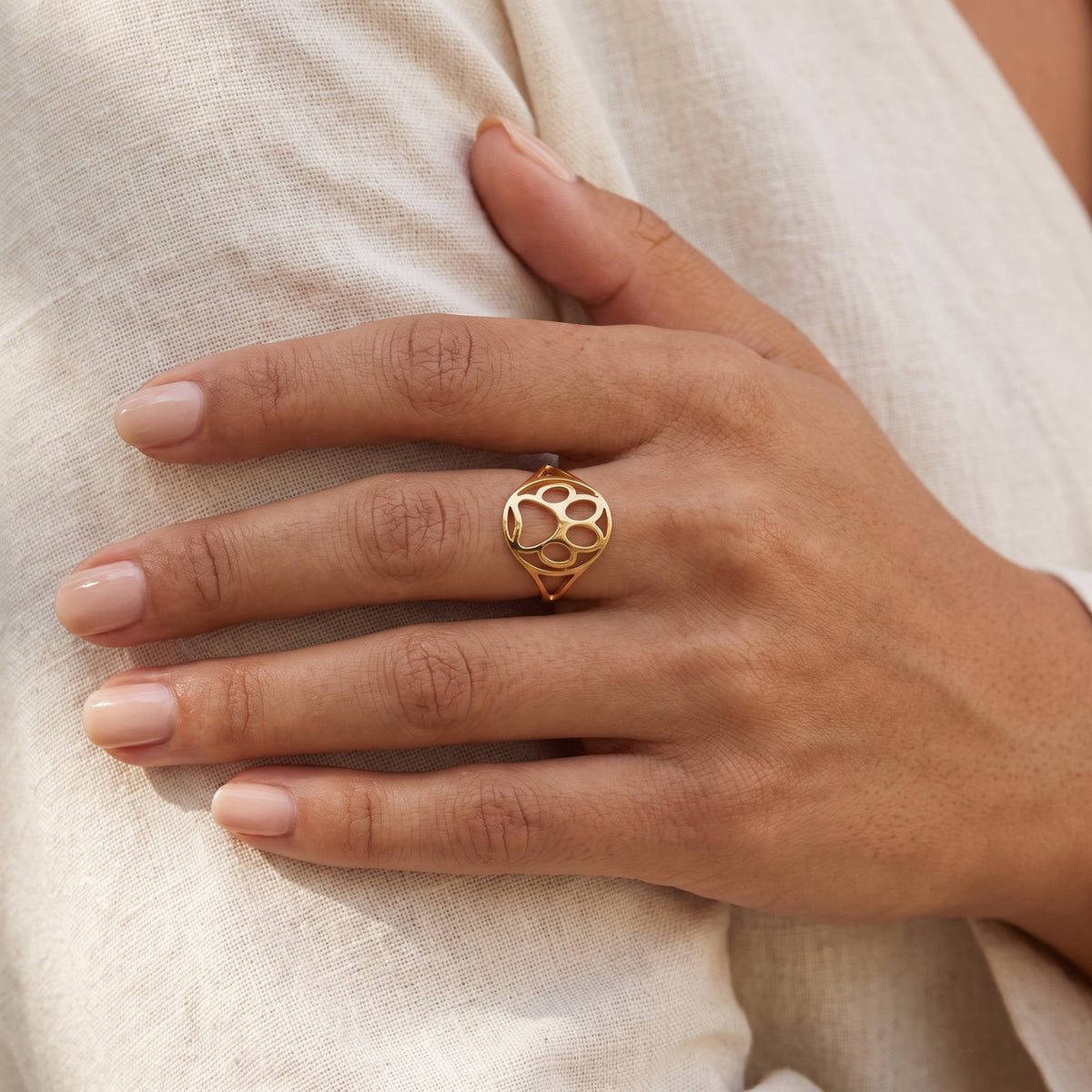 Anillo Huella en círculo dorado puesto