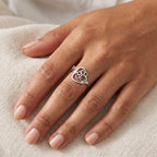 Anillo Huellita en el aro plateado puesto