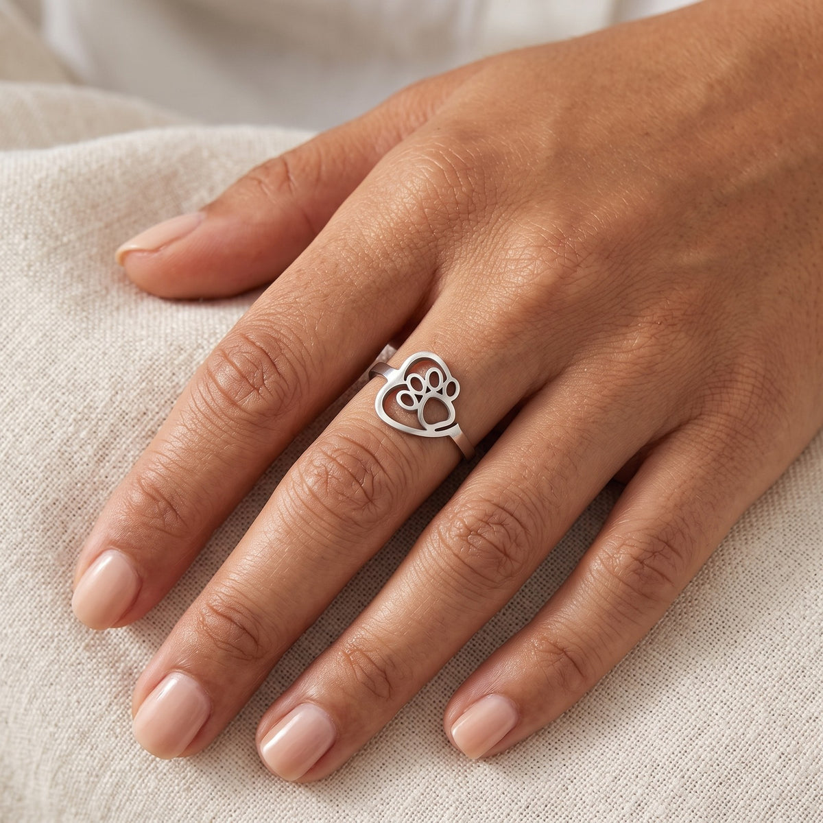 Anillo Huellita en el aro plateado puesto