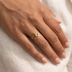Anillo Huellita en el aro dorado puesto