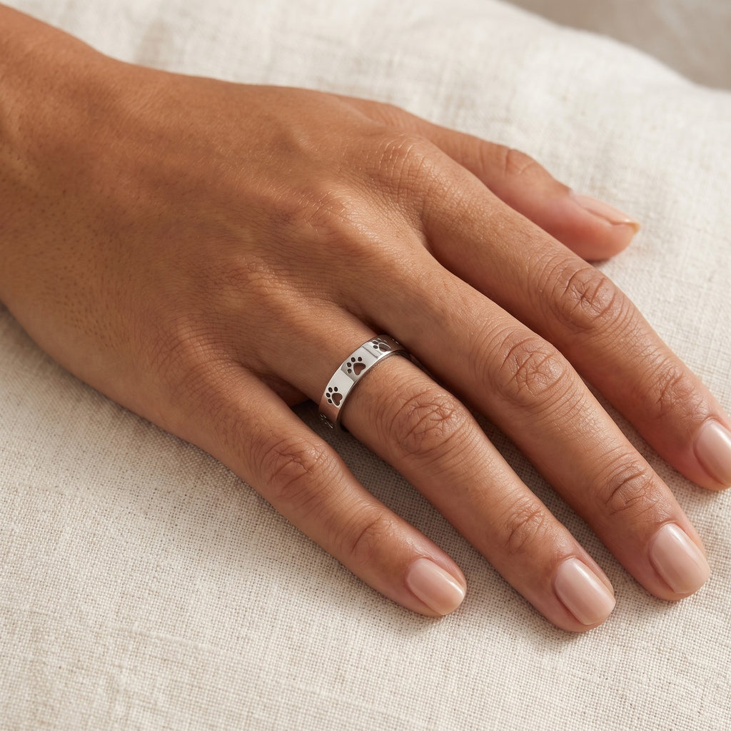 Anillo Huellitas caladas plateado puesto