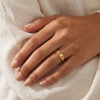 Anillo Huellitas caladas dorado puesto