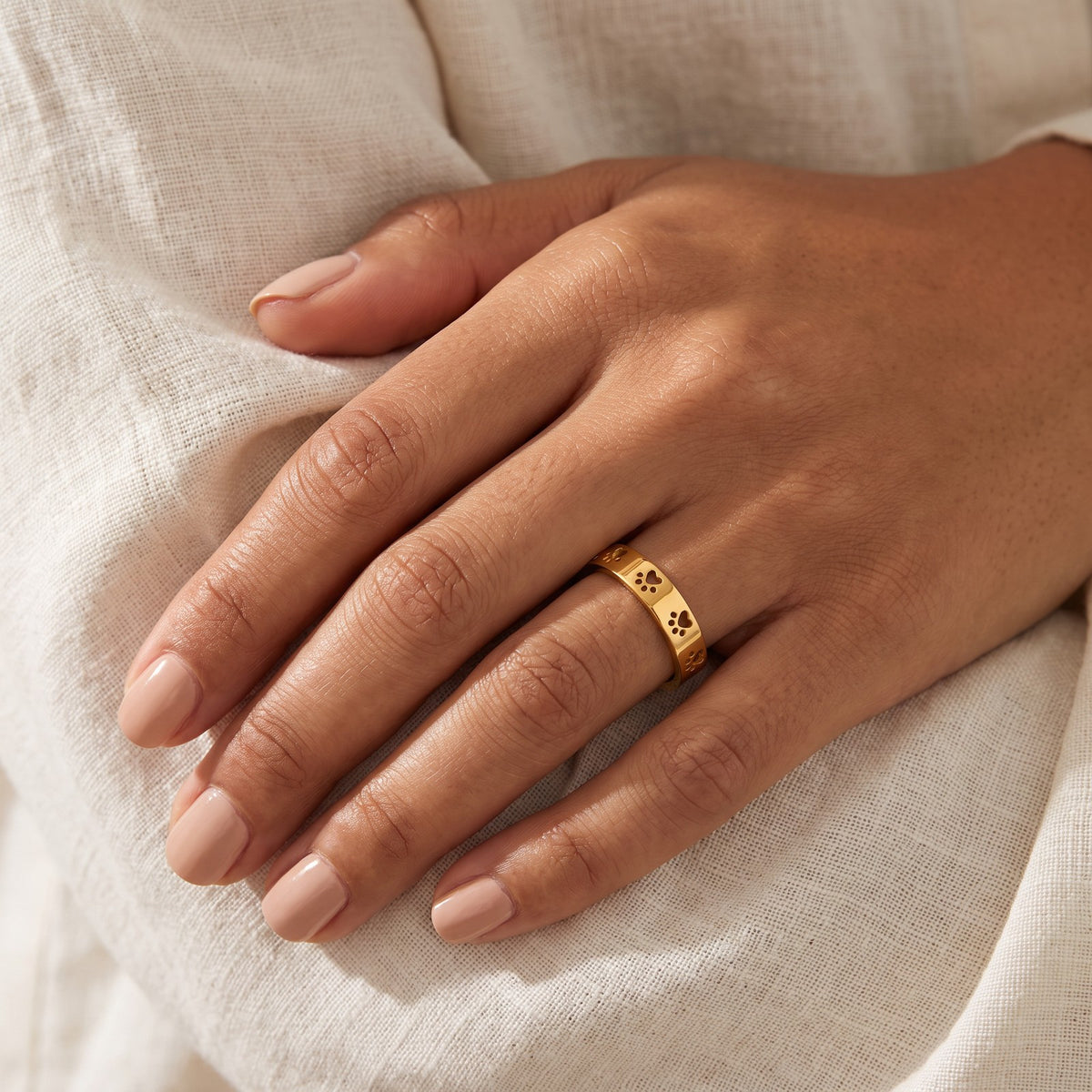 Anillo Huellitas caladas dorado puesto