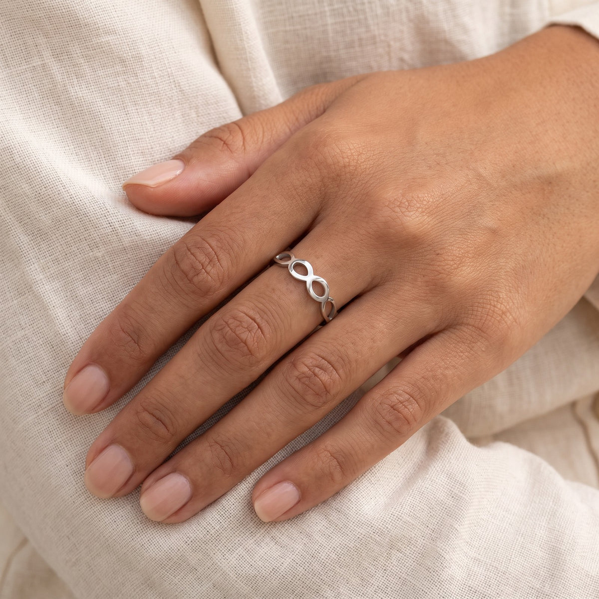 Anillo Infinito plateado puesto