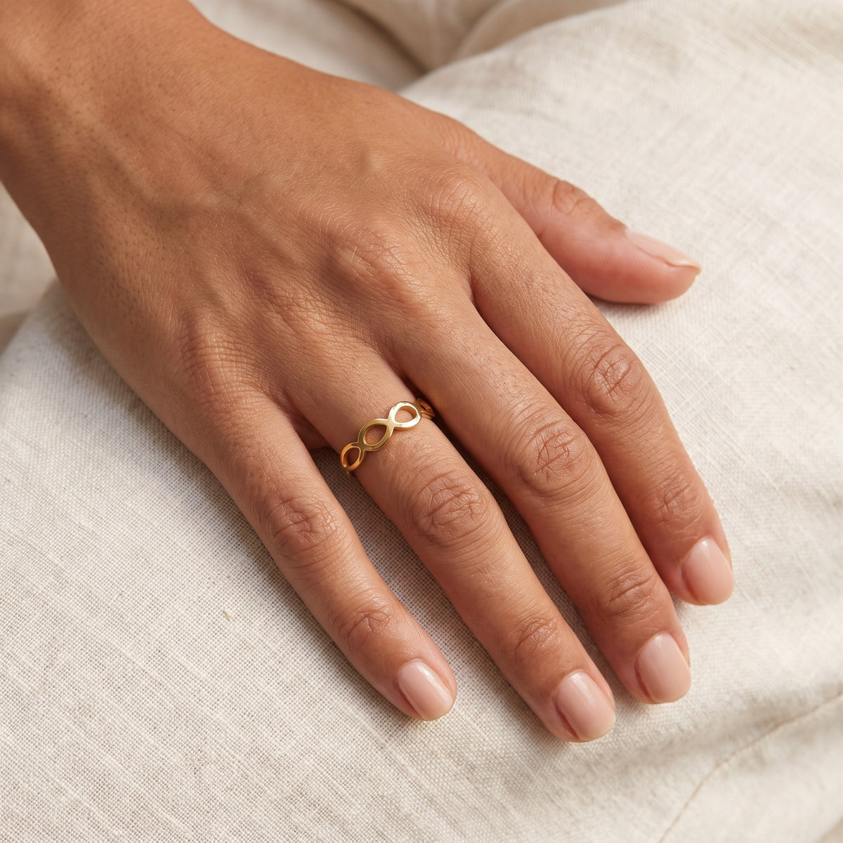 Anillo Infinito dorado puesto