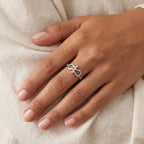 Anillo Infinito y cadena plateado puesto