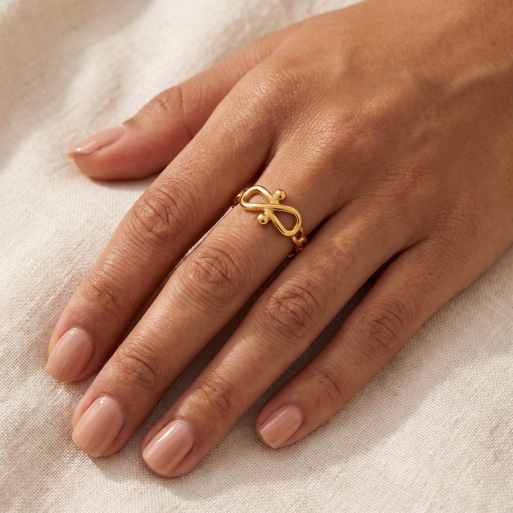 Anillo Infinito y cadena dorado puesto